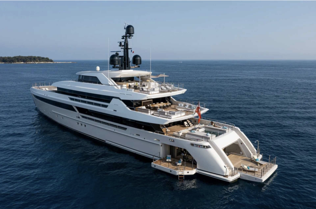 61.5m Sanlorenzo superyacht LEMON TREE viewed from the stern
